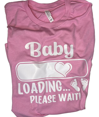 Baby Loading… Please Wait T-Shirt – Fun Pregnancy Reveal for Moms & Dads-to-Be